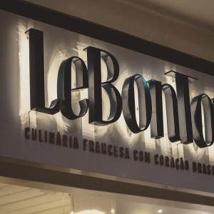 LETREIRO EM ACM COM ILUMINAÇÃO DE FUNDO ACM Tamanho variado   Corte a laiser 